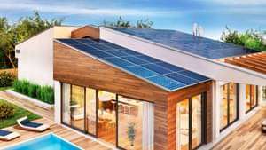 Vogelperspektive auf ein modernes Haus mit Solarzellen und Terrasse