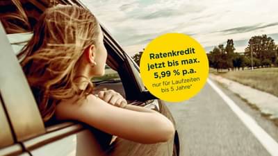 Junge Frau mit blonden Haaren sitzt auf der Beifahrerseite eines Autos und lehnt sich mit Arm und Kopf zum offenen Fenster raus: Bis 5,99 % p.a.