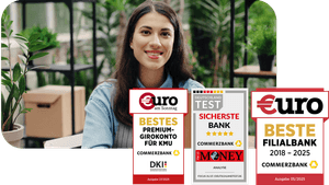 Eine junge Frau lächelt in die Kamera. Sie hat eine Schürze um und steht in einem Café. Siegel: Focus Money Deutschland Test Kategorie "Sicherste Bank" (Ausgabe 31/25), €uro Beste Filialbank Ausgabe 05/2025, €uro am Sonntag Bestes PremiumGirokonto für KMU