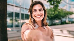 Eine Frau gibt einer Person die Hand