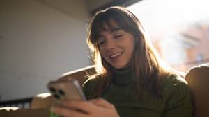 Junge Frau schaut auf ihr Smartphone