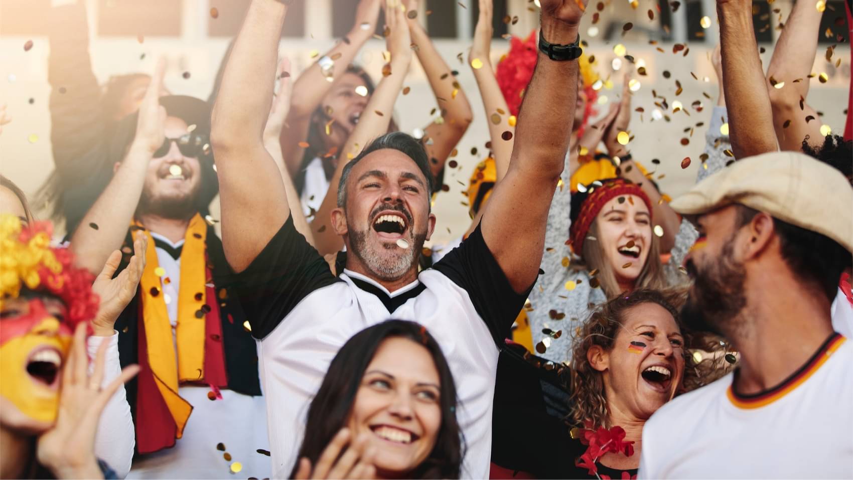 Jubelnde Fans in Deutschland-Farben