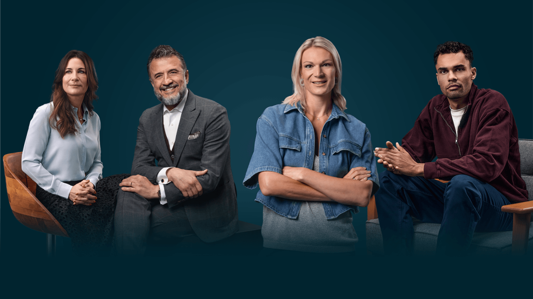 Maria Höfl-Riesch, Ali Erdogan, Dr. Patricia Cronemeyer, Top-Anwältin im Medienrecht und Oscar da Silva, erfolgreicher Basketballspieler, sitzen bequem jeweils auf einem Stuhl bzw. Sessel