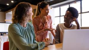 Drei Frauen besprechen sich