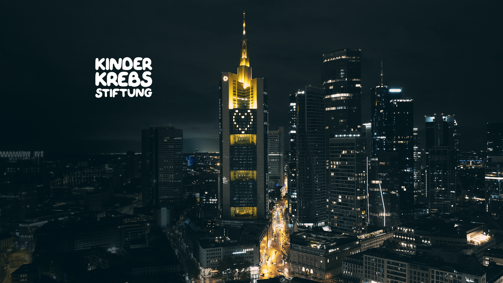 Commerzbank Tower bei Nacht mit einem gelben Herz