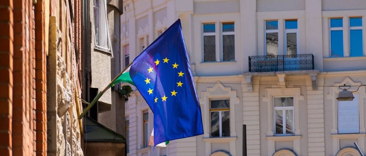 Eine Flagge der Europäischen Union höngt an einem Bürogebäude